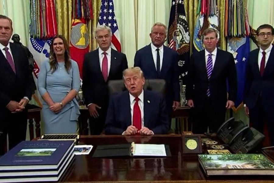 Juez de EEUU ordena a la Casa Blanca restablecer el acceso a medios vetados por Trump
